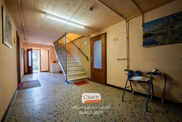 jolie maison implantée sur un grand terrain arboré et clôturé.