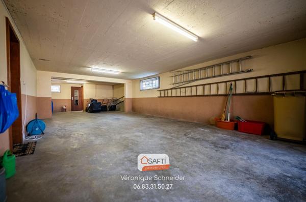 jolie maison implantée sur un grand terrain arboré et clôturé.