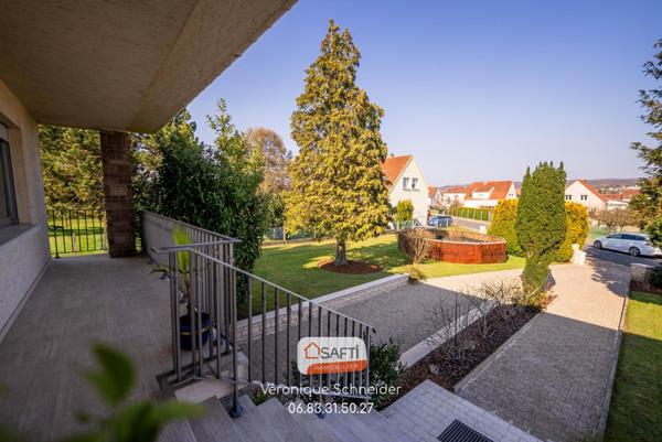 jolie maison implantée sur un grand terrain arboré et clôturé.