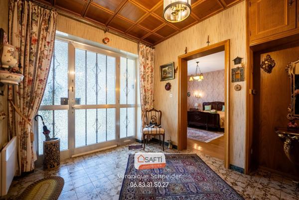 jolie maison implantée sur un grand terrain arboré et clôturé.