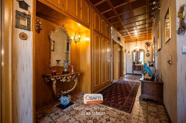 jolie maison implantée sur un grand terrain arboré et clôturé.