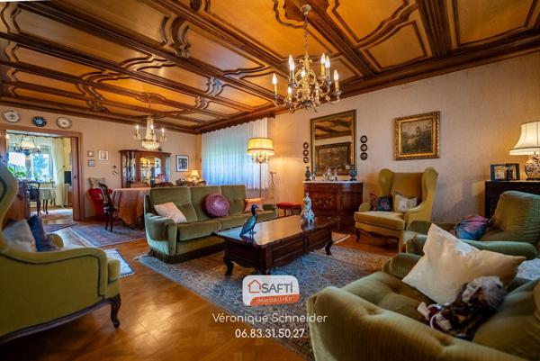 jolie maison implantée sur un grand terrain arboré et clôturé.