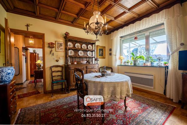 jolie maison implantée sur un grand terrain arboré et clôturé.