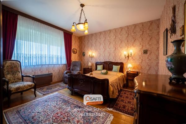 jolie maison implantée sur un grand terrain arboré et clôturé.