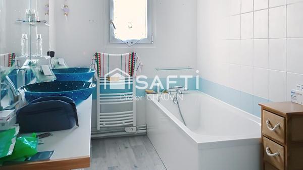 Maison plain pied avec de beaux volumes.