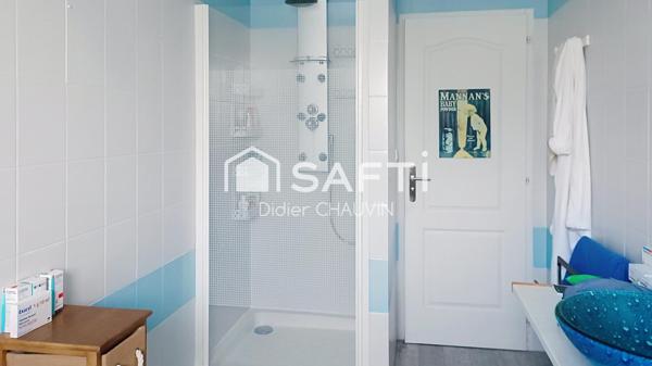 Maison plain pied avec de beaux volumes.