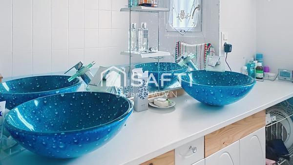 Maison plain pied avec de beaux volumes.