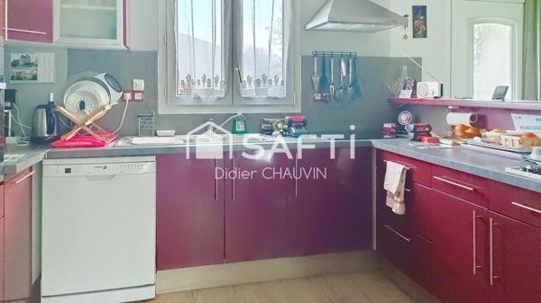 Maison plain pied avec de beaux volumes.