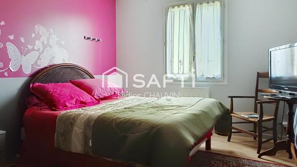 Maison plain pied avec de beaux volumes.