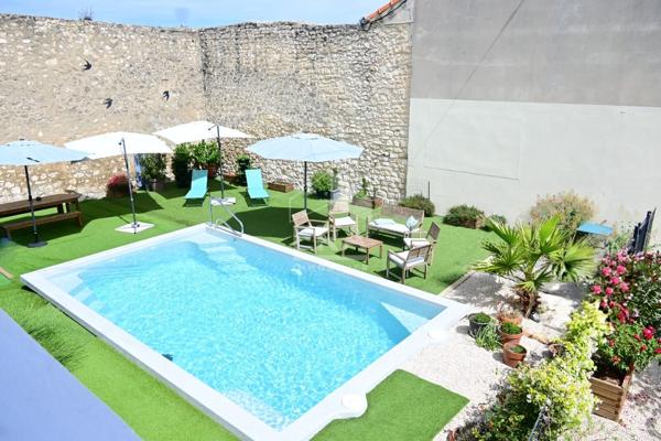 Une maison rénovée aux multiples possibilités, avec sa belle piscine !