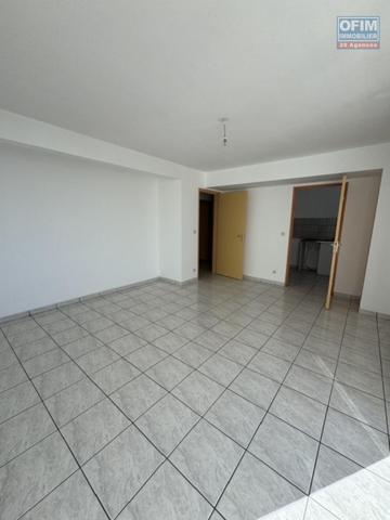 A louer ce joli appartement de type F2 sur la résidence GEORGES BRASSENS à Sainte Clotilde.