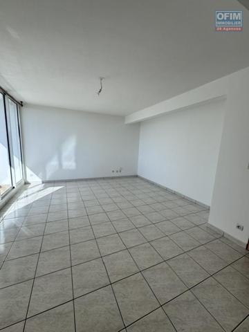 A louer ce joli appartement de type F2 sur la résidence GEORGES BRASSENS à Sainte Clotilde.