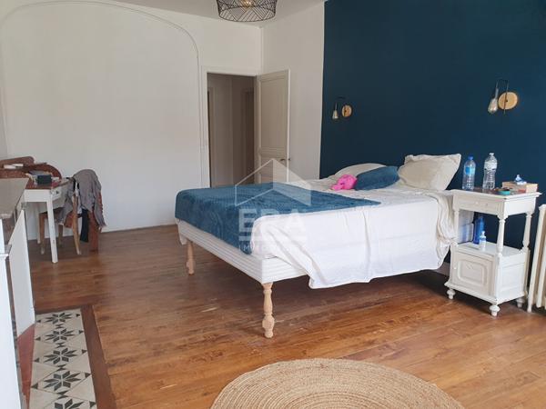 TRES BELLE MAISON DE VILLE DE 230 m², PLEIN CENTRE AVEC EXTERIEUR