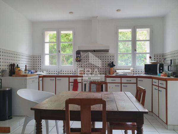 TRES BELLE MAISON DE VILLE DE 230 m², PLEIN CENTRE AVEC EXTERIEUR