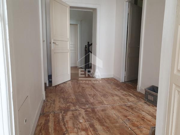 TRES BELLE MAISON DE VILLE DE 230 m², PLEIN CENTRE AVEC EXTERIEUR