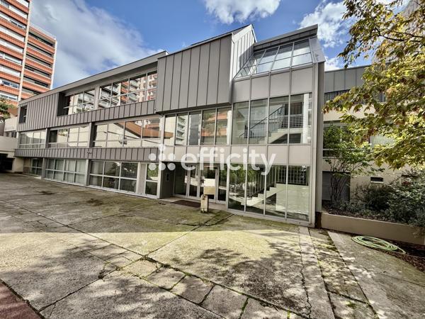 Immeuble 50 pièces - 1900 m²