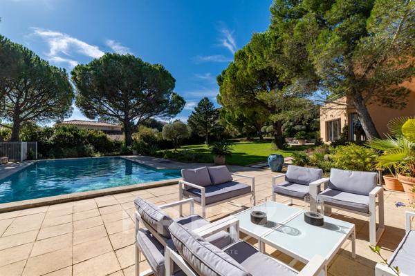 Une signature architecturale contemporaine avec piscine proche gare TGV AVIGNON