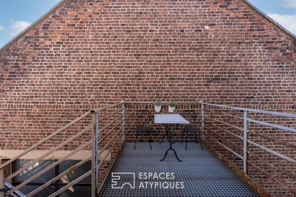 Loft baigné de lumière dans une ancienne teinturerie