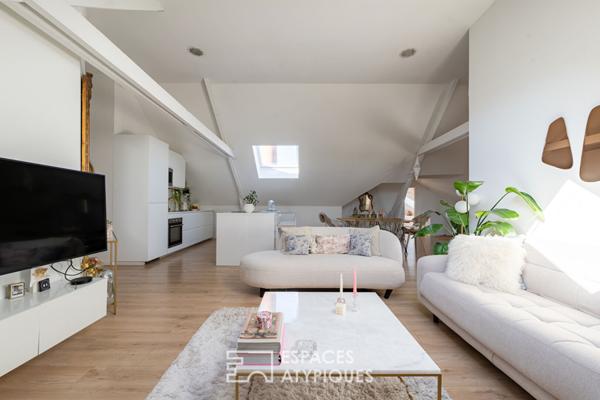 Loft baigné de lumière dans une ancienne teinturerie