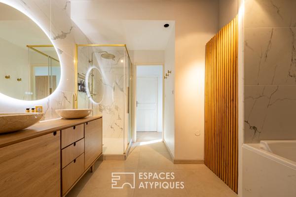 Loft baigné de lumière dans une ancienne teinturerie