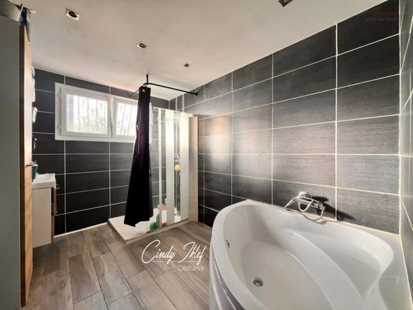 Maison familiale à Marignane - Maison T6 avec piscine, terrain de 547 m2, secteur résidentiel calme et recherché