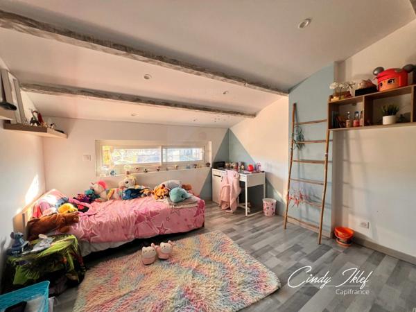 Maison familiale à Marignane - Maison T6 avec piscine, terrain de 547 m2, secteur résidentiel calme et recherché