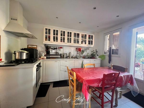 Maison familiale à Marignane - Maison T6 avec piscine, terrain de 547 m2, secteur résidentiel calme et recherché