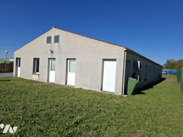 Locaux Commerciaux - zone des Charriers - 249 m² libre pour janvier 2026 sur une parcelle de 2123 m²