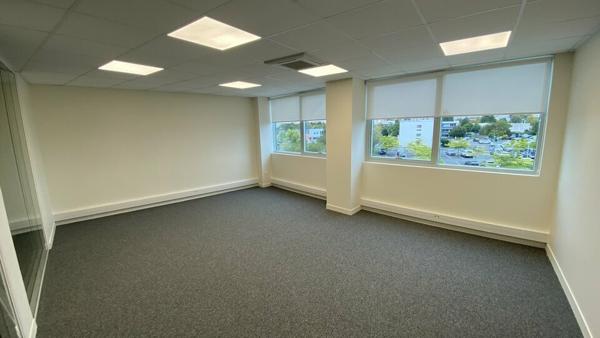 A L'ACHAT BUREAUX 152M2, PROPOSANT DE TRÈS BELLES PRESTATIONS SUR POITIERS PRÉ-MÉDARD / POLYCLINIQUE