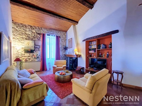 A vendre Maison de village en pierre de 173 m² avec garage et petit extérieur au coeur du village.