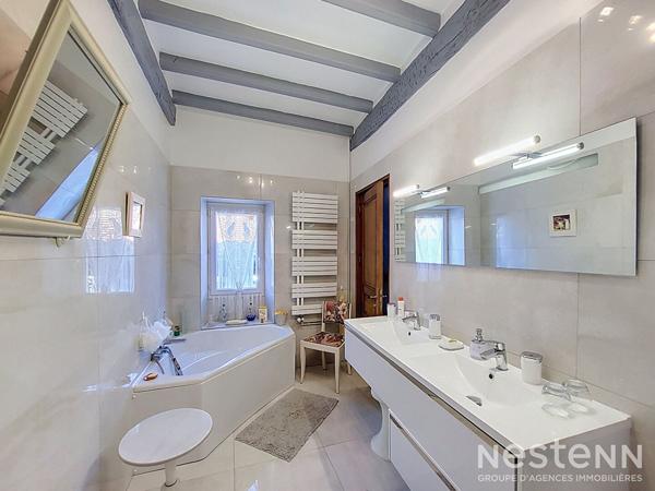 A vendre Maison de village en pierre de 173 m² avec garage et petit extérieur au coeur du village.