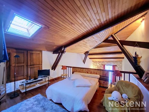 A vendre Maison de village en pierre de 173 m² avec garage et petit extérieur au coeur du village.