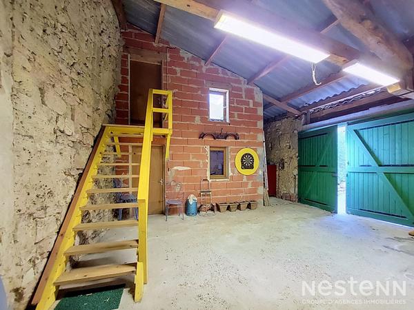 A vendre Maison de village en pierre de 173 m² avec garage et petit extérieur au coeur du village.