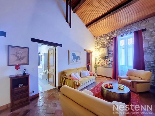 A vendre Maison de village en pierre de 173 m² avec garage et petit extérieur au coeur du village.