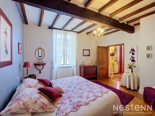 A vendre Maison de village en pierre de 173 m² avec garage et petit extérieur au coeur du village.