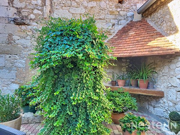 A vendre Maison de village en pierre de 173 m² avec garage et petit extérieur au coeur du village.