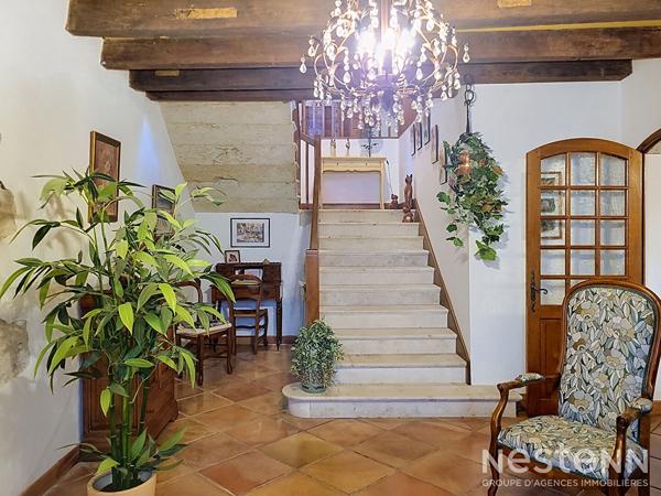 A vendre Maison de village en pierre de 173 m² avec garage et petit extérieur au coeur du village.