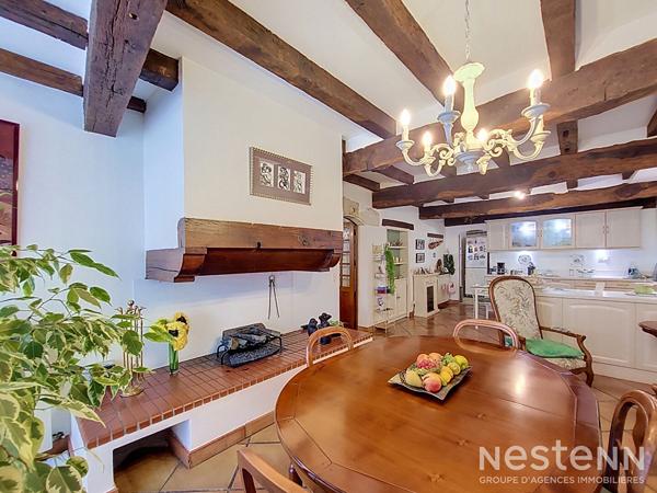 A vendre Maison de village en pierre de 173 m² avec garage et petit extérieur au coeur du village.
