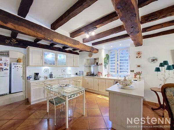 A vendre Maison de village en pierre de 173 m² avec garage et petit extérieur au coeur du village.