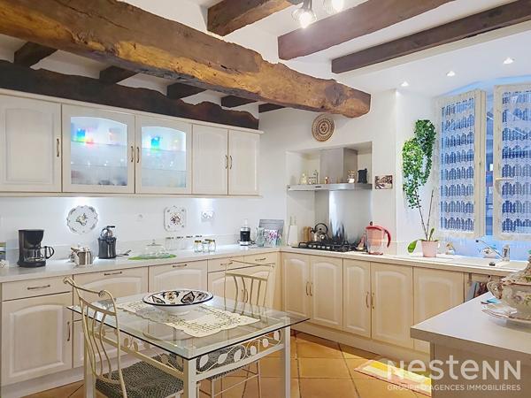 A vendre Maison de village en pierre de 173 m² avec garage et petit extérieur au coeur du village.