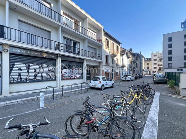 Idéal premier achat ou investissement locatif.

Découvrez ce charmant studio de 28 m² idéalement situé au 17, rue Chemin Joseph Brun à Grenoble. 

Niché au 2ème et dernier étage d'un petit immeuble, cet appartement offre un cadre de vie pratique et recherché, à deux pas de l'arrêt de tram Flandrin - Valmy.

La pièce de vie  est espace lumineux exposé Nord-Ouest, prolongé par un agréable balcon pour profiter des beaux jours.

Une cuisine à créer selon vos envies qui sera parfaitement intégrée à la pièce principale.

Vous profiterez d un vrai dressing dédié pour optimiser l'espace de vie. Une salle d eau avec WC.

Le bonus : Un grand cellier privatif situé sur le même palier (au même étage que l'appartement), idéal pour stocker vélo, valises ou matériel encombrant.

Les fenêtres sont  en double vitrage avec volets roulants. 

Le chauffage est individuel  au gaz et  les charges de copropriété extrêmement faibles, seulement 39 € / mois !

Un emplacement stratégique, le tramway se trouve littéralement au pied de l'immeuble.

Tous les commerces de quartier sont accessibles à pied. Le centre-ville de Grenoble est tout proche, et le Domaine Universitaire est rapidement accessible, ce qui en fait une cible parfaite pour les étudiants ou jeunes actifs.

La taxe foncière est de 558 euros.

Prix : 75 000 euros.

Contactez-moi dès aujourd'hui pour organiser une visite !