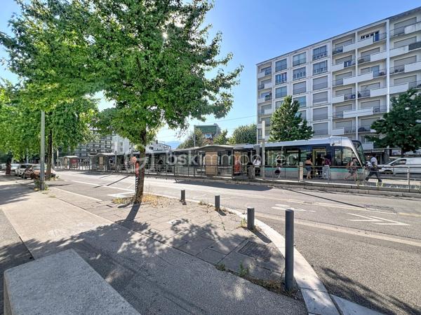 Idéal premier achat ou investissement locatif.

Découvrez ce charmant studio de 28 m² idéalement situé au 17, rue Chemin Joseph Brun à Grenoble. 

Niché au 2ème et dernier étage d'un petit immeuble, cet appartement offre un cadre de vie pratique et recherché, à deux pas de l'arrêt de tram Flandrin - Valmy.

La pièce de vie  est espace lumineux exposé Nord-Ouest, prolongé par un agréable balcon pour profiter des beaux jours.

Une cuisine à créer selon vos envies qui sera parfaitement intégrée à la pièce principale.

Vous profiterez d un vrai dressing dédié pour optimiser l'espace de vie. Une salle d eau avec WC.

Le bonus : Un grand cellier privatif situé sur le même palier (au même étage que l'appartement), idéal pour stocker vélo, valises ou matériel encombrant.

Les fenêtres sont  en double vitrage avec volets roulants. 

Le chauffage est individuel  au gaz et  les charges de copropriété extrêmement faibles, seulement 39 € / mois !

Un emplacement stratégique, le tramway se trouve littéralement au pied de l'immeuble.

Tous les commerces de quartier sont accessibles à pied. Le centre-ville de Grenoble est tout proche, et le Domaine Universitaire est rapidement accessible, ce qui en fait une cible parfaite pour les étudiants ou jeunes actifs.

La taxe foncière est de 558 euros.

Prix : 75 000 euros.

Contactez-moi dès aujourd'hui pour organiser une visite !