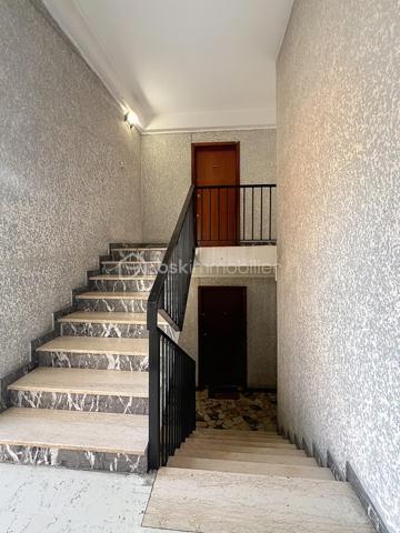 Idéal premier achat ou investissement locatif.

Découvrez ce charmant studio de 28 m² idéalement situé au 17, rue Chemin Joseph Brun à Grenoble. 

Niché au 2ème et dernier étage d'un petit immeuble, cet appartement offre un cadre de vie pratique et recherché, à deux pas de l'arrêt de tram Flandrin - Valmy.

La pièce de vie  est espace lumineux exposé Nord-Ouest, prolongé par un agréable balcon pour profiter des beaux jours.

Une cuisine à créer selon vos envies qui sera parfaitement intégrée à la pièce principale.

Vous profiterez d un vrai dressing dédié pour optimiser l'espace de vie. Une salle d eau avec WC.

Le bonus : Un grand cellier privatif situé sur le même palier (au même étage que l'appartement), idéal pour stocker vélo, valises ou matériel encombrant.

Les fenêtres sont  en double vitrage avec volets roulants. 

Le chauffage est individuel  au gaz et  les charges de copropriété extrêmement faibles, seulement 39 € / mois !

Un emplacement stratégique, le tramway se trouve littéralement au pied de l'immeuble.

Tous les commerces de quartier sont accessibles à pied. Le centre-ville de Grenoble est tout proche, et le Domaine Universitaire est rapidement accessible, ce qui en fait une cible parfaite pour les étudiants ou jeunes actifs.

La taxe foncière est de 558 euros.

Prix : 75 000 euros.

Contactez-moi dès aujourd'hui pour organiser une visite !