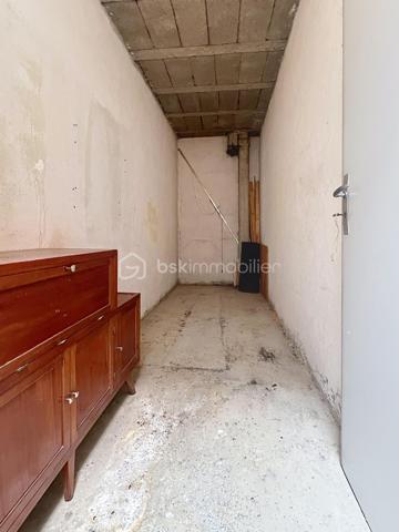 Idéal premier achat ou investissement locatif.

Découvrez ce charmant studio de 28 m² idéalement situé au 17, rue Chemin Joseph Brun à Grenoble. 

Niché au 2ème et dernier étage d'un petit immeuble, cet appartement offre un cadre de vie pratique et recherché, à deux pas de l'arrêt de tram Flandrin - Valmy.

La pièce de vie  est espace lumineux exposé Nord-Ouest, prolongé par un agréable balcon pour profiter des beaux jours.

Une cuisine à créer selon vos envies qui sera parfaitement intégrée à la pièce principale.

Vous profiterez d un vrai dressing dédié pour optimiser l'espace de vie. Une salle d eau avec WC.

Le bonus : Un grand cellier privatif situé sur le même palier (au même étage que l'appartement), idéal pour stocker vélo, valises ou matériel encombrant.

Les fenêtres sont  en double vitrage avec volets roulants. 

Le chauffage est individuel  au gaz et  les charges de copropriété extrêmement faibles, seulement 39 € / mois !

Un emplacement stratégique, le tramway se trouve littéralement au pied de l'immeuble.

Tous les commerces de quartier sont accessibles à pied. Le centre-ville de Grenoble est tout proche, et le Domaine Universitaire est rapidement accessible, ce qui en fait une cible parfaite pour les étudiants ou jeunes actifs.

La taxe foncière est de 558 euros.

Prix : 75 000 euros.

Contactez-moi dès aujourd'hui pour organiser une visite !