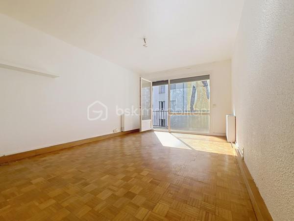Idéal premier achat ou investissement locatif.

Découvrez ce charmant studio de 28 m² idéalement situé au 17, rue Chemin Joseph Brun à Grenoble. 

Niché au 2ème et dernier étage d'un petit immeuble, cet appartement offre un cadre de vie pratique et recherché, à deux pas de l'arrêt de tram Flandrin - Valmy.

La pièce de vie  est espace lumineux exposé Nord-Ouest, prolongé par un agréable balcon pour profiter des beaux jours.

Une cuisine à créer selon vos envies qui sera parfaitement intégrée à la pièce principale.

Vous profiterez d un vrai dressing dédié pour optimiser l'espace de vie. Une salle d eau avec WC.

Le bonus : Un grand cellier privatif situé sur le même palier (au même étage que l'appartement), idéal pour stocker vélo, valises ou matériel encombrant.

Les fenêtres sont  en double vitrage avec volets roulants. 

Le chauffage est individuel  au gaz et  les charges de copropriété extrêmement faibles, seulement 39 € / mois !

Un emplacement stratégique, le tramway se trouve littéralement au pied de l'immeuble.

Tous les commerces de quartier sont accessibles à pied. Le centre-ville de Grenoble est tout proche, et le Domaine Universitaire est rapidement accessible, ce qui en fait une cible parfaite pour les étudiants ou jeunes actifs.

La taxe foncière est de 558 euros.

Prix : 75 000 euros.

Contactez-moi dès aujourd'hui pour organiser une visite !