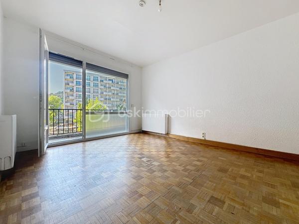 Idéal premier achat ou investissement locatif.

Découvrez ce charmant studio de 28 m² idéalement situé au 17, rue Chemin Joseph Brun à Grenoble. 

Niché au 2ème et dernier étage d'un petit immeuble, cet appartement offre un cadre de vie pratique et recherché, à deux pas de l'arrêt de tram Flandrin - Valmy.

La pièce de vie  est espace lumineux exposé Nord-Ouest, prolongé par un agréable balcon pour profiter des beaux jours.

Une cuisine à créer selon vos envies qui sera parfaitement intégrée à la pièce principale.

Vous profiterez d un vrai dressing dédié pour optimiser l'espace de vie. Une salle d eau avec WC.

Le bonus : Un grand cellier privatif situé sur le même palier (au même étage que l'appartement), idéal pour stocker vélo, valises ou matériel encombrant.

Les fenêtres sont  en double vitrage avec volets roulants. 

Le chauffage est individuel  au gaz et  les charges de copropriété extrêmement faibles, seulement 39 € / mois !

Un emplacement stratégique, le tramway se trouve littéralement au pied de l'immeuble.

Tous les commerces de quartier sont accessibles à pied. Le centre-ville de Grenoble est tout proche, et le Domaine Universitaire est rapidement accessible, ce qui en fait une cible parfaite pour les étudiants ou jeunes actifs.

La taxe foncière est de 558 euros.

Prix : 75 000 euros.

Contactez-moi dès aujourd'hui pour organiser une visite !