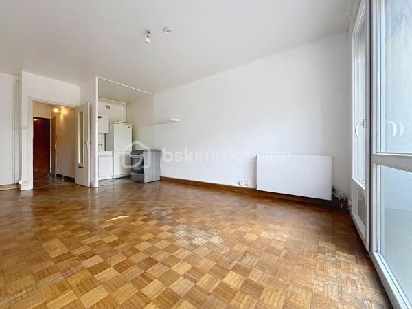 Idéal premier achat ou investissement locatif.

Découvrez ce charmant studio de 28 m² idéalement situé au 17, rue Chemin Joseph Brun à Grenoble. 

Niché au 2ème et dernier étage d'un petit immeuble, cet appartement offre un cadre de vie pratique et recherché, à deux pas de l'arrêt de tram Flandrin - Valmy.

La pièce de vie  est espace lumineux exposé Nord-Ouest, prolongé par un agréable balcon pour profiter des beaux jours.

Une cuisine à créer selon vos envies qui sera parfaitement intégrée à la pièce principale.

Vous profiterez d un vrai dressing dédié pour optimiser l'espace de vie. Une salle d eau avec WC.

Le bonus : Un grand cellier privatif situé sur le même palier (au même étage que l'appartement), idéal pour stocker vélo, valises ou matériel encombrant.

Les fenêtres sont  en double vitrage avec volets roulants. 

Le chauffage est individuel  au gaz et  les charges de copropriété extrêmement faibles, seulement 39 € / mois !

Un emplacement stratégique, le tramway se trouve littéralement au pied de l'immeuble.

Tous les commerces de quartier sont accessibles à pied. Le centre-ville de Grenoble est tout proche, et le Domaine Universitaire est rapidement accessible, ce qui en fait une cible parfaite pour les étudiants ou jeunes actifs.

La taxe foncière est de 558 euros.

Prix : 75 000 euros.

Contactez-moi dès aujourd'hui pour organiser une visite !