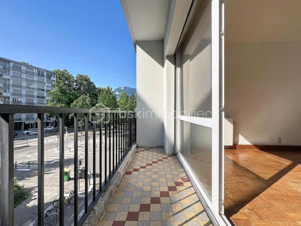 Idéal premier achat ou investissement locatif.

Découvrez ce charmant studio de 28 m² idéalement situé au 17, rue Chemin Joseph Brun à Grenoble. 

Niché au 2ème et dernier étage d'un petit immeuble, cet appartement offre un cadre de vie pratique et recherché, à deux pas de l'arrêt de tram Flandrin - Valmy.

La pièce de vie  est espace lumineux exposé Nord-Ouest, prolongé par un agréable balcon pour profiter des beaux jours.

Une cuisine à créer selon vos envies qui sera parfaitement intégrée à la pièce principale.

Vous profiterez d un vrai dressing dédié pour optimiser l'espace de vie. Une salle d eau avec WC.

Le bonus : Un grand cellier privatif situé sur le même palier (au même étage que l'appartement), idéal pour stocker vélo, valises ou matériel encombrant.

Les fenêtres sont  en double vitrage avec volets roulants. 

Le chauffage est individuel  au gaz et  les charges de copropriété extrêmement faibles, seulement 39 € / mois !

Un emplacement stratégique, le tramway se trouve littéralement au pied de l'immeuble.

Tous les commerces de quartier sont accessibles à pied. Le centre-ville de Grenoble est tout proche, et le Domaine Universitaire est rapidement accessible, ce qui en fait une cible parfaite pour les étudiants ou jeunes actifs.

La taxe foncière est de 558 euros.

Prix : 75 000 euros.

Contactez-moi dès aujourd'hui pour organiser une visite !