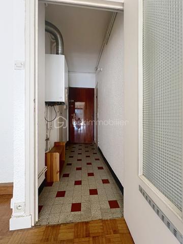 Idéal premier achat ou investissement locatif.

Découvrez ce charmant studio de 28 m² idéalement situé au 17, rue Chemin Joseph Brun à Grenoble. 

Niché au 2ème et dernier étage d'un petit immeuble, cet appartement offre un cadre de vie pratique et recherché, à deux pas de l'arrêt de tram Flandrin - Valmy.

La pièce de vie  est espace lumineux exposé Nord-Ouest, prolongé par un agréable balcon pour profiter des beaux jours.

Une cuisine à créer selon vos envies qui sera parfaitement intégrée à la pièce principale.

Vous profiterez d un vrai dressing dédié pour optimiser l'espace de vie. Une salle d eau avec WC.

Le bonus : Un grand cellier privatif situé sur le même palier (au même étage que l'appartement), idéal pour stocker vélo, valises ou matériel encombrant.

Les fenêtres sont  en double vitrage avec volets roulants. 

Le chauffage est individuel  au gaz et  les charges de copropriété extrêmement faibles, seulement 39 € / mois !

Un emplacement stratégique, le tramway se trouve littéralement au pied de l'immeuble.

Tous les commerces de quartier sont accessibles à pied. Le centre-ville de Grenoble est tout proche, et le Domaine Universitaire est rapidement accessible, ce qui en fait une cible parfaite pour les étudiants ou jeunes actifs.

La taxe foncière est de 558 euros.

Prix : 75 000 euros.

Contactez-moi dès aujourd'hui pour organiser une visite !