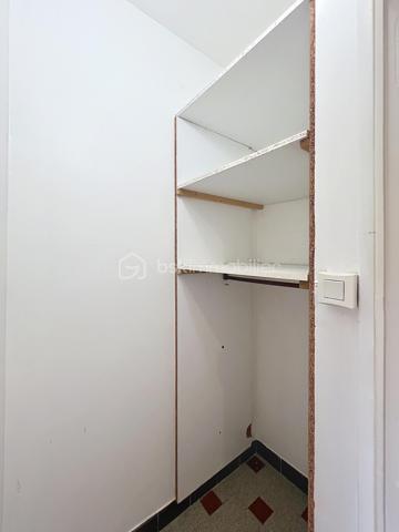Idéal premier achat ou investissement locatif.

Découvrez ce charmant studio de 28 m² idéalement situé au 17, rue Chemin Joseph Brun à Grenoble. 

Niché au 2ème et dernier étage d'un petit immeuble, cet appartement offre un cadre de vie pratique et recherché, à deux pas de l'arrêt de tram Flandrin - Valmy.

La pièce de vie  est espace lumineux exposé Nord-Ouest, prolongé par un agréable balcon pour profiter des beaux jours.

Une cuisine à créer selon vos envies qui sera parfaitement intégrée à la pièce principale.

Vous profiterez d un vrai dressing dédié pour optimiser l'espace de vie. Une salle d eau avec WC.

Le bonus : Un grand cellier privatif situé sur le même palier (au même étage que l'appartement), idéal pour stocker vélo, valises ou matériel encombrant.

Les fenêtres sont  en double vitrage avec volets roulants. 

Le chauffage est individuel  au gaz et  les charges de copropriété extrêmement faibles, seulement 39 € / mois !

Un emplacement stratégique, le tramway se trouve littéralement au pied de l'immeuble.

Tous les commerces de quartier sont accessibles à pied. Le centre-ville de Grenoble est tout proche, et le Domaine Universitaire est rapidement accessible, ce qui en fait une cible parfaite pour les étudiants ou jeunes actifs.

La taxe foncière est de 558 euros.

Prix : 75 000 euros.

Contactez-moi dès aujourd'hui pour organiser une visite !